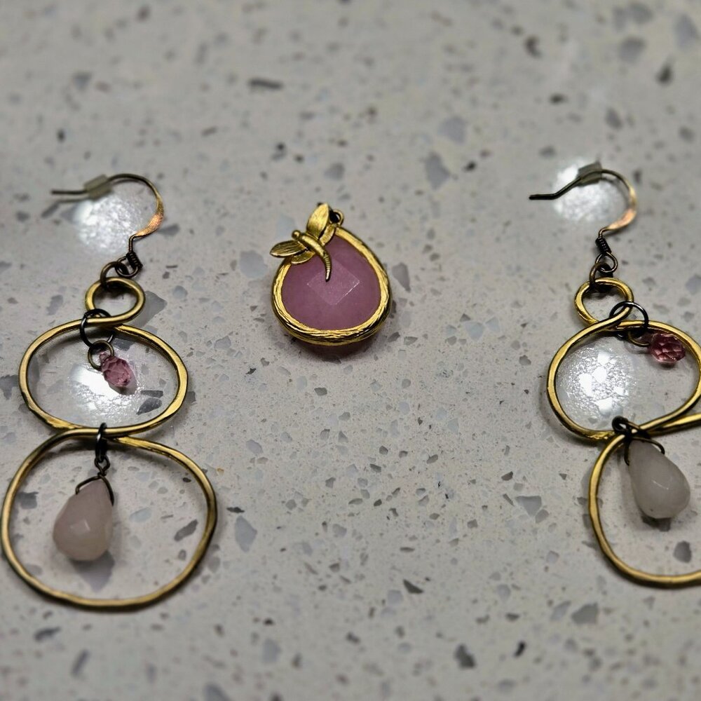 Good condition earring and pendant set